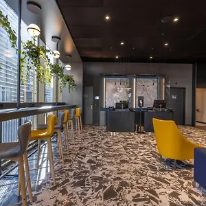 Ξενοδοχείο με διαμερίσματα Radisson & Zurich